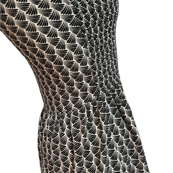 Elegant Black and White Patterned Dress - Picture 3 of 5